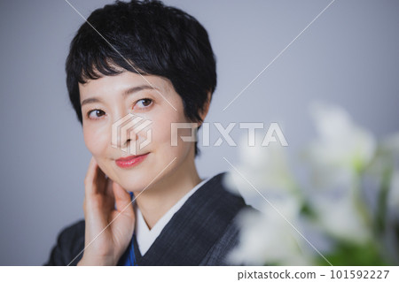 和服的中間女人 101592227