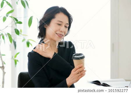 Business woman drinking coffee in the office 101592277