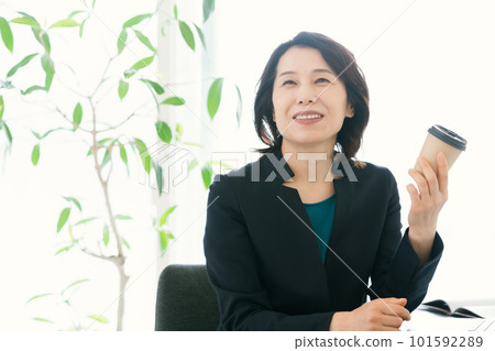 在辦公室喝咖啡的女商人 101592289