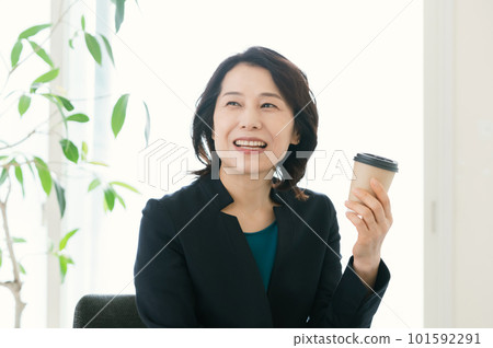 在辦公室喝咖啡的女商人 101592291