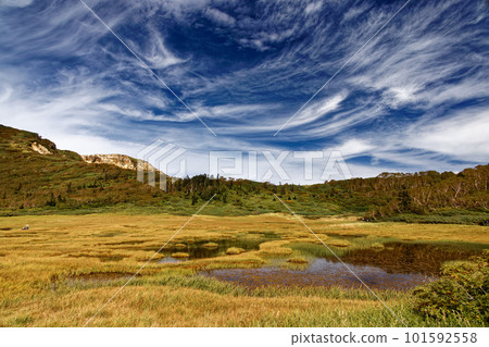 有秋葉的妙高山脈、天狗的丹羽池塘和秋天的天空 101592558