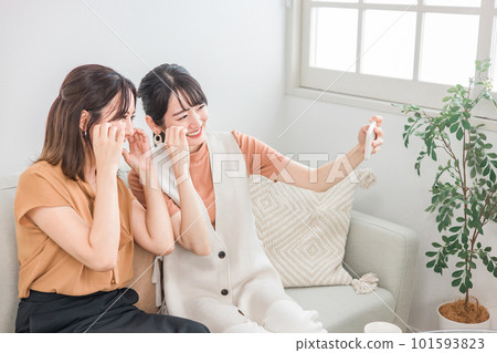 Asian woman taking a selfie with a smartphone (Ludaheart) 101593823