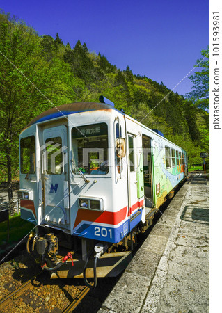 Nagara 200-type No. 201, stopping at Nagaragawa Railway Hokuno Station 101593981