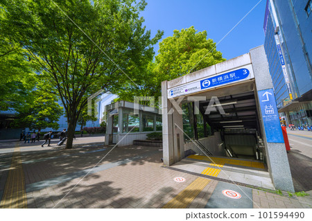 日本四月的橫濱市景。相鐵新橫濱線和東急新橫濱線開通(3月)。新橫濱站(左)和新橫濱站3號出入口 日本四月的橫濱市景。相鐵新橫濱線和東急新橫濱線開通(3月)。新橫濱站(左)和新橫濱站3號出入口 101594490