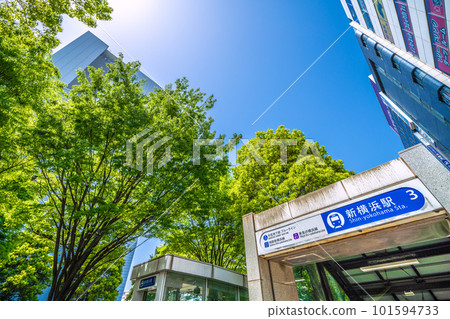 日本四月的橫濱市景。相鐵新橫濱線和東急新橫濱線開通（3月）。新橫濱站3號出口等 101594733