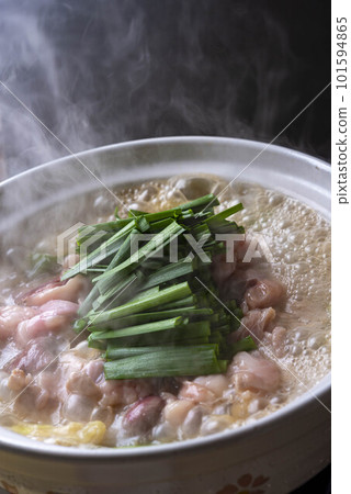 帶有大量細香蔥的美味內臟火鍋 帶有大量細香蔥的美味內臟火鍋 101594865