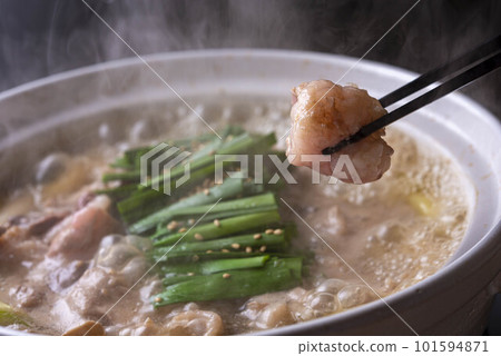 Delicious motsunabe with plenty of chives Delicious motsunabe with plenty of chives 101594871