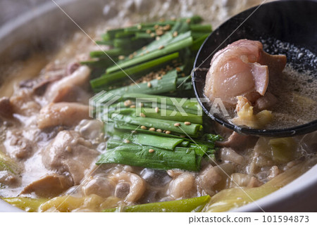 帶有大量細香蔥的美味內臟火鍋 101594873