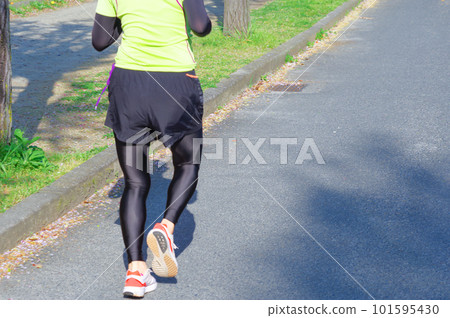 在公園跑步的人 在公園跑步的人 101595430