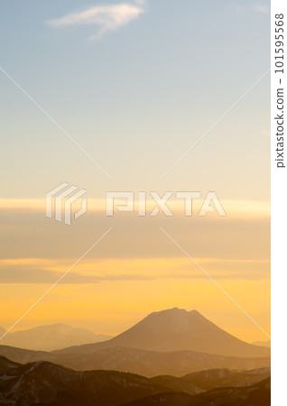 夕陽的天空和遠處朦朧的山脈 夕陽的天空和遠處朦朧的山脈 101595568
