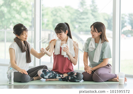 在健身房休息時談論肌肉的女性(擔心/諮詢) 在健身房休息時談論肌肉的女性(擔心/諮詢) 101595572