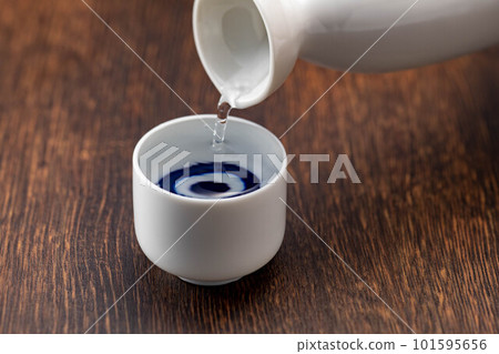 用清酒瓶和清酒杯品嚐清酒 101595656