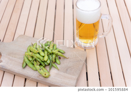 Edamame stir-fried with garlic and draft beer on a skillet 101595884