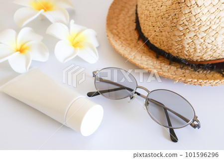 防曬霜和太陽鏡夏季形象 防曬霜和太陽鏡夏季形象 101596296
