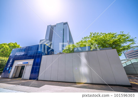 日本四月的橫濱市景。相鐵新橫濱線、東急新橫濱線開通。新橫濱站電梯3號入口等 101596303