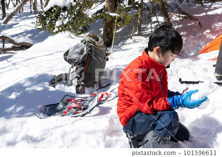 孩子在雪地裡玩耍 101596611