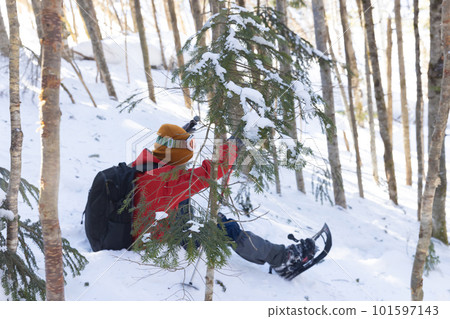 Enjoy snowshoeing in North Yatsugatake 101597143