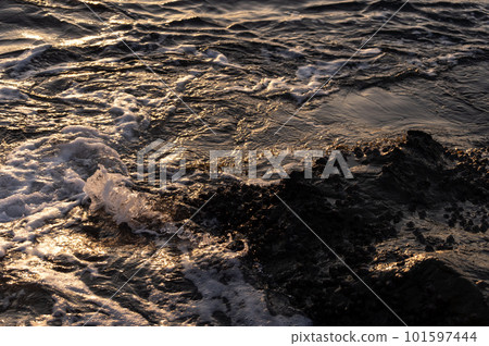 海浪拍岸,光在水面上反射 海浪拍岸,光在水面上反射 101597444