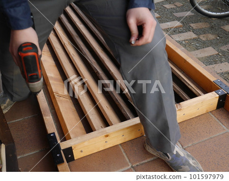 man working with electric tools 101597979