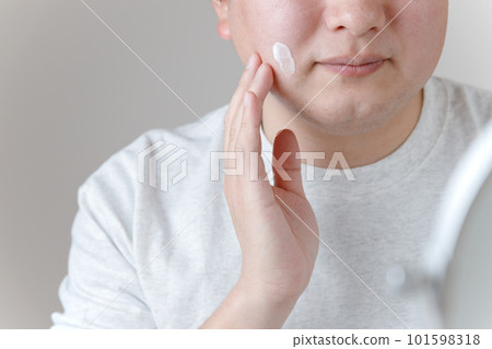 Asian man with skin care after shaving or washing face. Apply lotion or cream to your face. Asian man with skin care after shaving or washing face. Apply lotion or cream to your face. 101598318