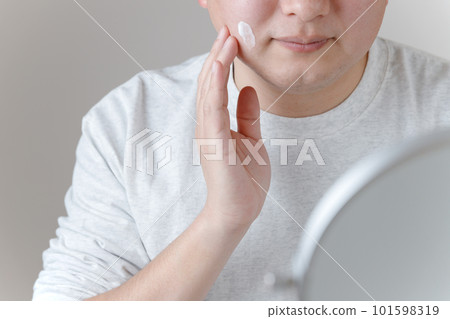 Asian man with skin care after shaving or washing face. Apply lotion or cream to your face. Asian man with skin care after shaving or washing face. Apply lotion or cream to your face. 101598319