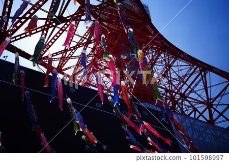 Carp streamers (carp streamers) swimming at the foot of Tokyo Tower towering in the clear sky 101598997