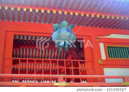 石清水八幡宮正殿走廊掛燈籠-1 101599167