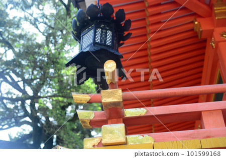 石清水八幡宮正殿走廊掛燈籠-2 101599168