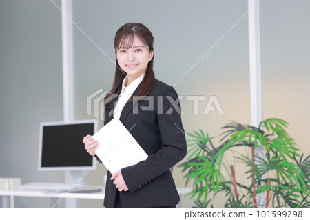 拿著平板電腦微笑的新生女性 1 拿著平板電腦微笑的新生女性 1 101599298
