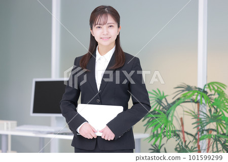 拿著平板電腦微笑的新生女性 2 拿著平板電腦微笑的新生女性 2 101599299