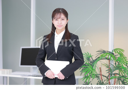 新生女士拿著平板電腦，微微微笑 1 101599300