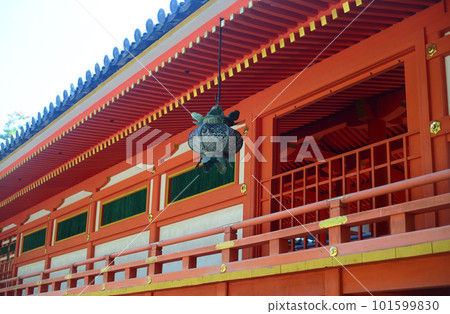 石清水八幡宮正殿走廊掛燈籠-4 101599830