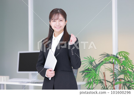 有平板電腦和膽量的新生女人姿勢 1 有平板電腦和膽量的新生女人姿勢 1 101600296