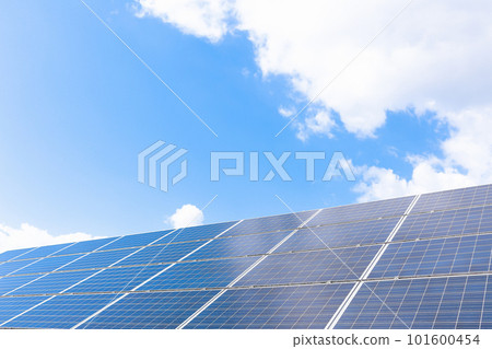 晴天的太陽能電池板 101600454