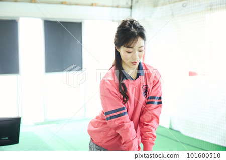 打高爾夫球的女人 101600510