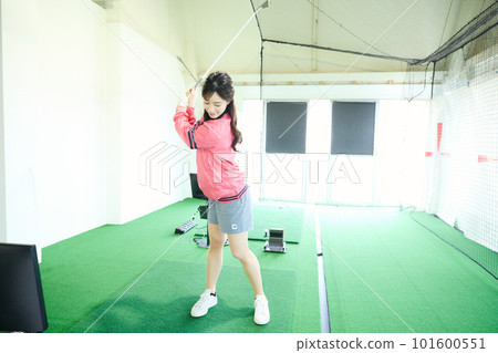 打高爾夫球的女人 101600551