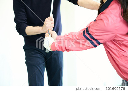 打高爾夫球的女人 101600576