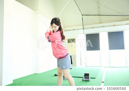 woman practicing golf 101600588