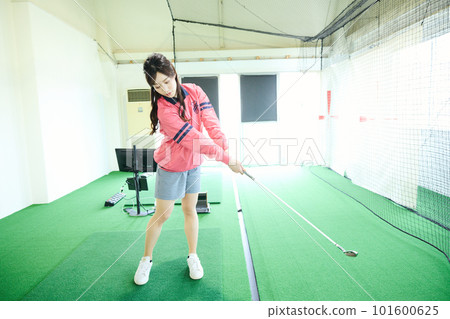 打高爾夫球的女人 101600625