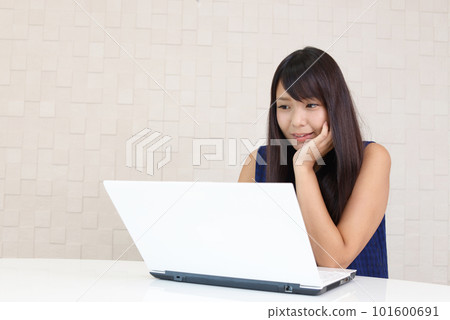 一個女人享受一台電腦 101600691