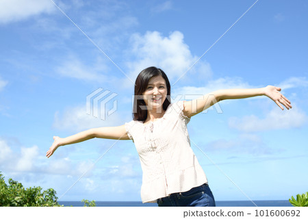 一個女人在藍天上張開雙手 一個女人在藍天上張開雙手 101600692