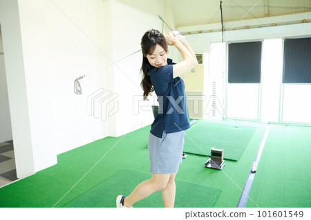 打高爾夫球的女人 打高爾夫球的女人 101601549