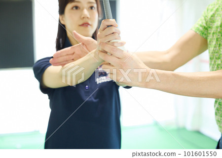 打高爾夫球的女人 101601550