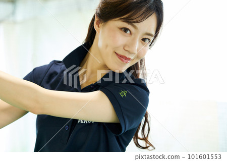 woman practicing golf 101601553