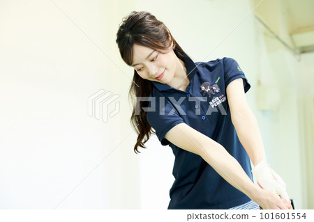 woman practicing golf 101601554