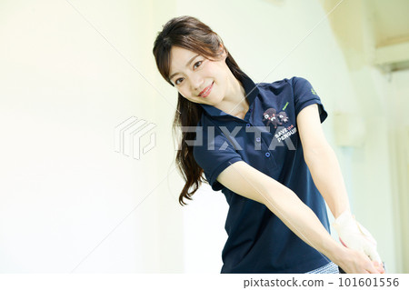 woman practicing golf woman practicing golf 101601556
