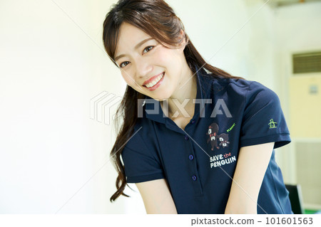 woman practicing golf 101601563
