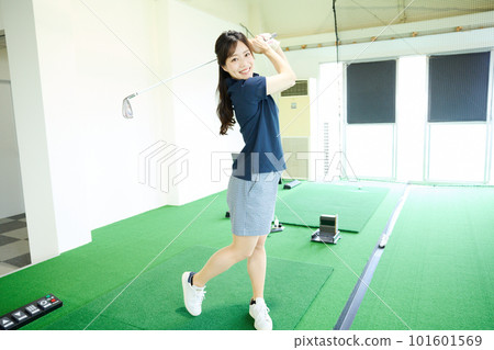 打高爾夫球的女人 101601569