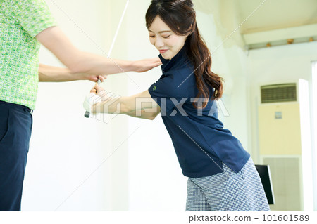 woman practicing golf 101601589