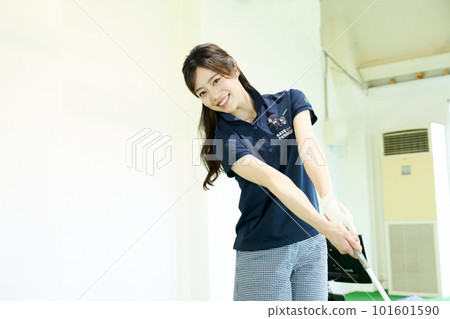 woman practicing golf 101601590